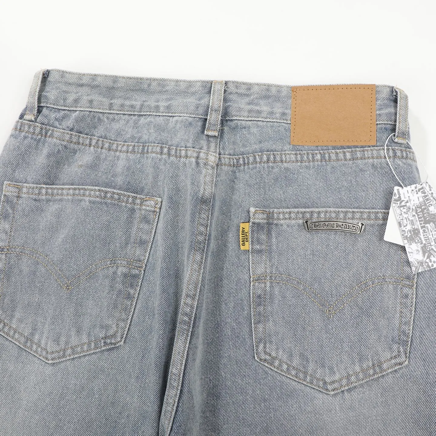 P280 Chrome Heart ｜Chrome Heart CH Heavy Industry Horsehair Spliced Flared Leather Jeans- 7*7 tannin 13.5 ammonia blue cow fabric, spliced with different colors of distressed denim, complete set of denim washing processes such as stone grinding, desizing, malaysian, hand rubbing, hanging grinding, fermentation washing, full spray, cat suede, etc. The genuine leather cross is made of natural horse hair and first-layer sheepskin. Because of the natural color of horse hair, different parts of the fur have different shades, and each pair is different, which is different from the imitation leather on the market. Each pair is the same; because the trousers are custom-made cross genuine leather trousers, they need to be disassembled many times, which is troublesome to sew and the shipment is very slow. Color: Spliced blue Size: 28 30 32 34 36